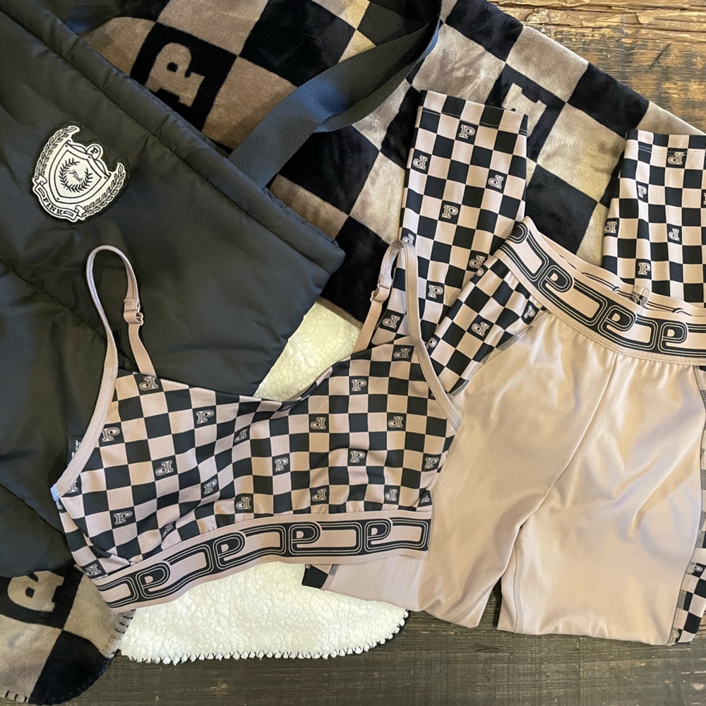 PINK VICTORIA’S SECRET Ultimate Sports Bra & Leggings W/Matching Tote & Blanket